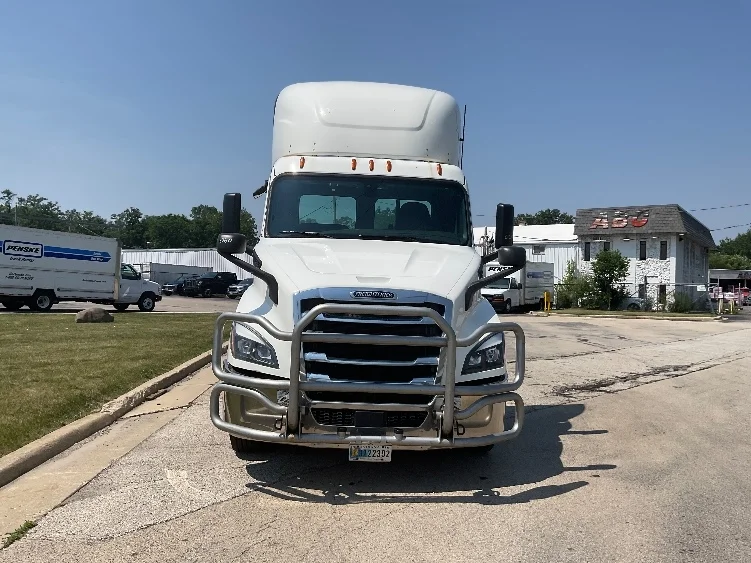 2020 Freightliner Cascadia in La Porte, IN — photo 2