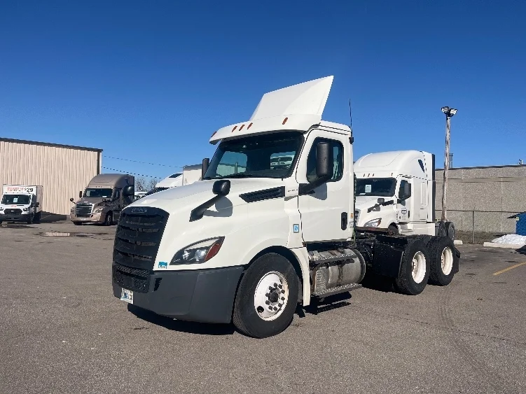 2020 Freightliner Cascadia - image 3