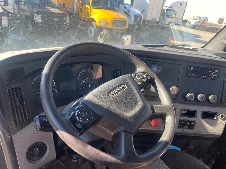 2020 Freightliner Cascadia - image 10