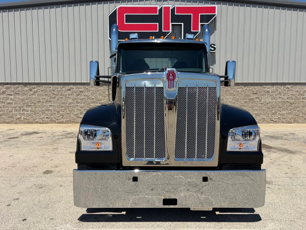 2027 Kenworth W990 in Morton, IL — photo 2