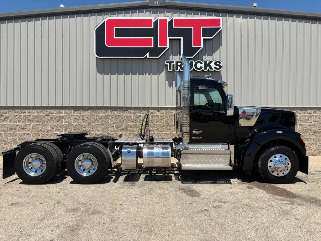 2027 Kenworth W990 in Morton, IL — photo 4