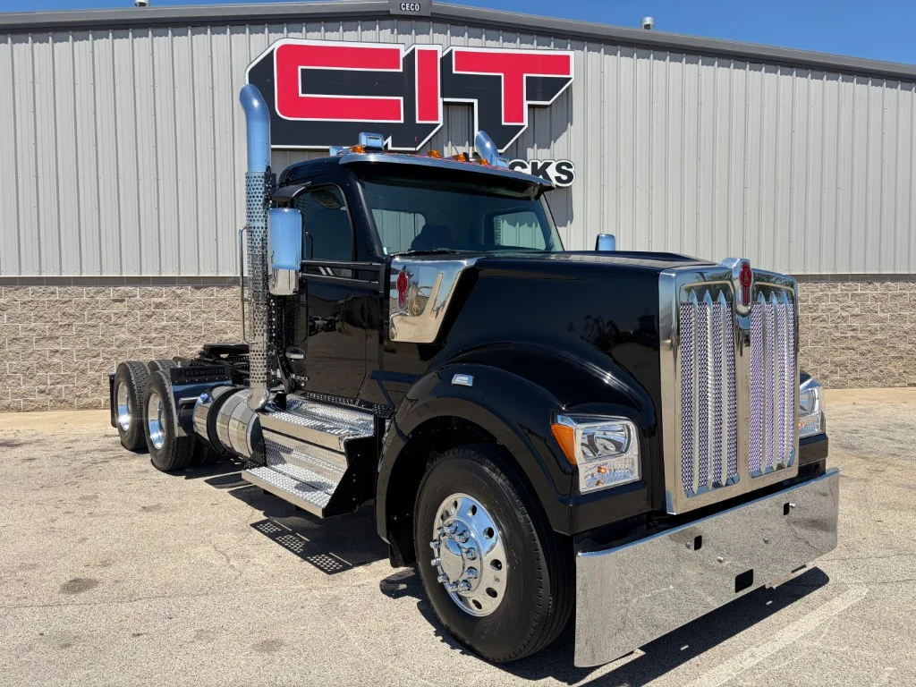 2027 Kenworth W990 in Morton, IL — photo 3
