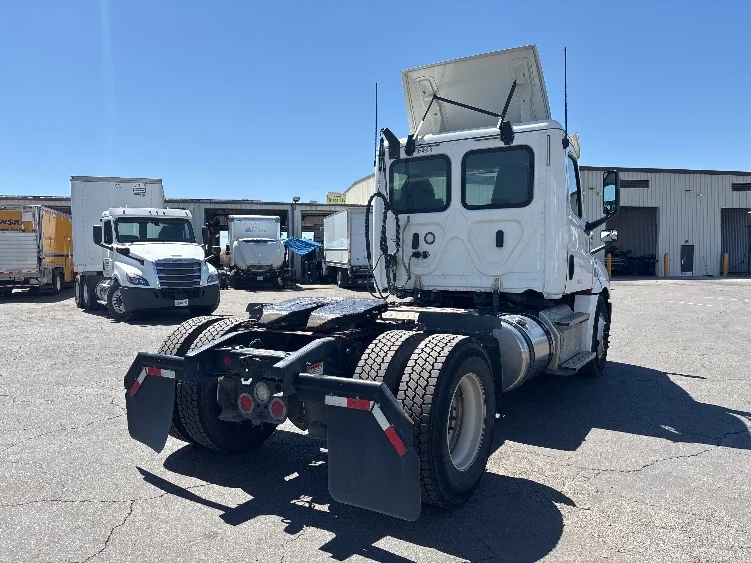 2020 Freightliner Cascadia in Fresno, CA — photo 7