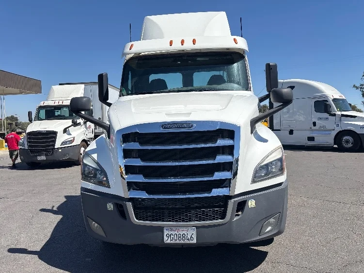 2020 Freightliner Cascadia in Fresno, CA — photo 2