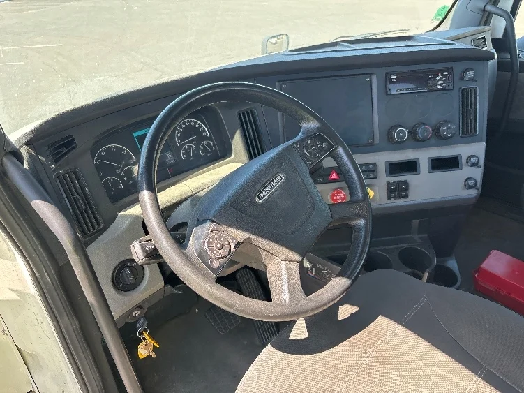 2020 Freightliner Cascadia in Fresno, CA — photo 10