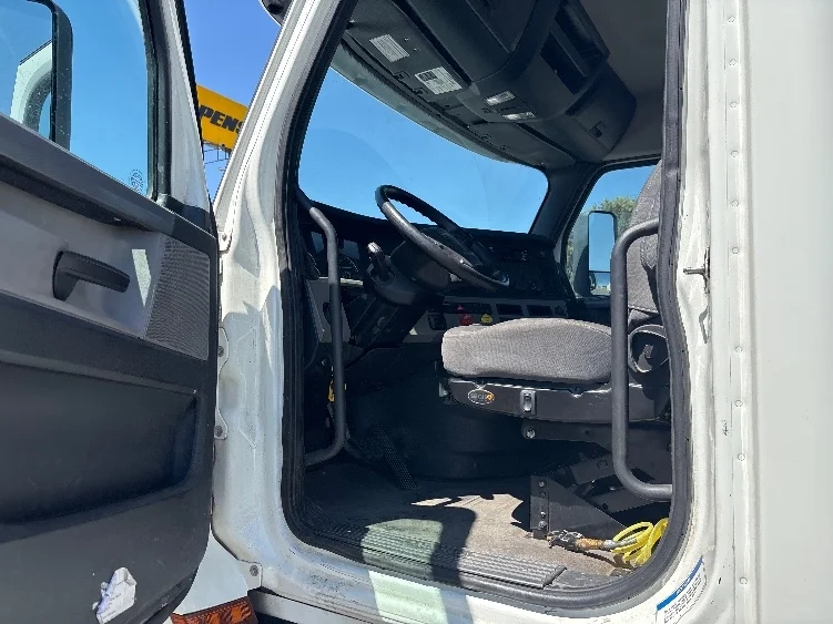 2020 Freightliner Cascadia in Fresno, CA — photo 9