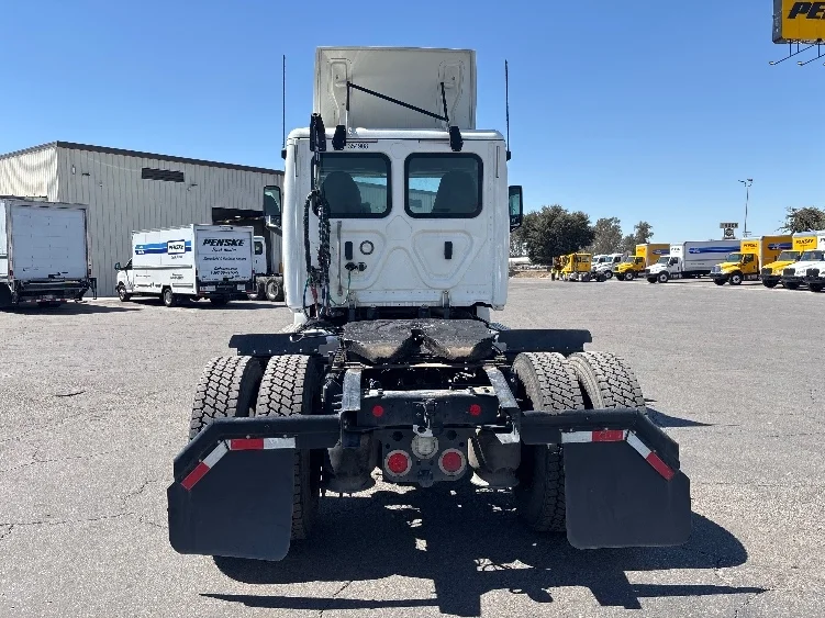 2020 Freightliner Cascadia in Fresno, CA — photo 6