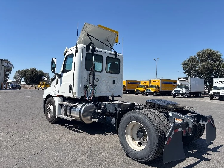 2020 Freightliner Cascadia in Fresno, CA — photo 5