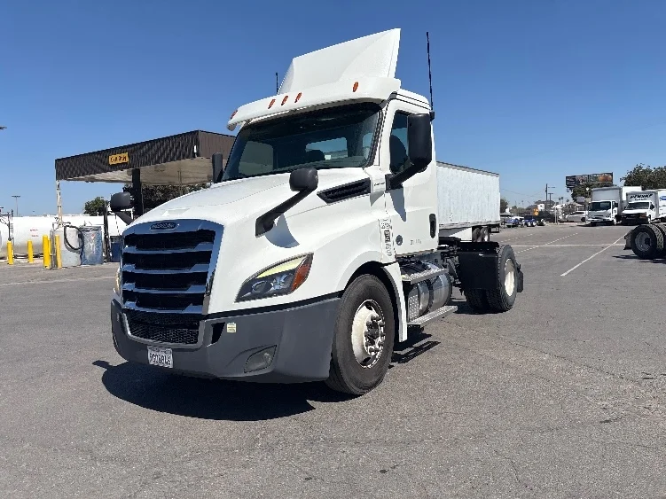 2020 Freightliner Cascadia in Fresno, CA — photo 3