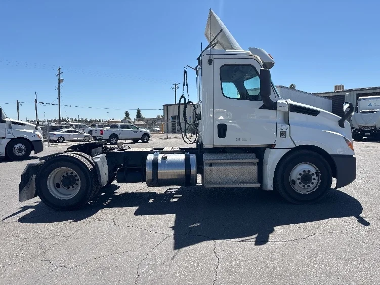 2020 Freightliner Cascadia in Fresno, CA — photo 8