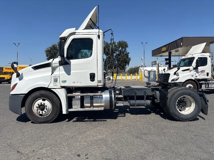2020 Freightliner Cascadia in Fresno, CA — photo 4