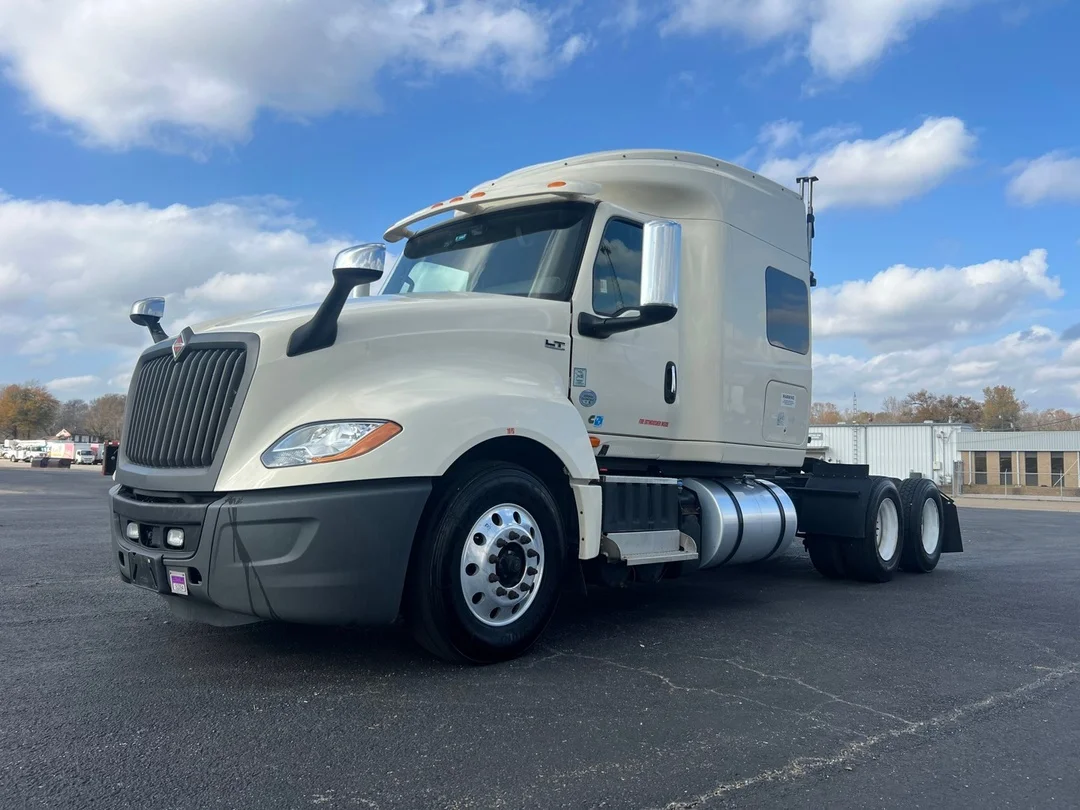 2022 International LT - image 5