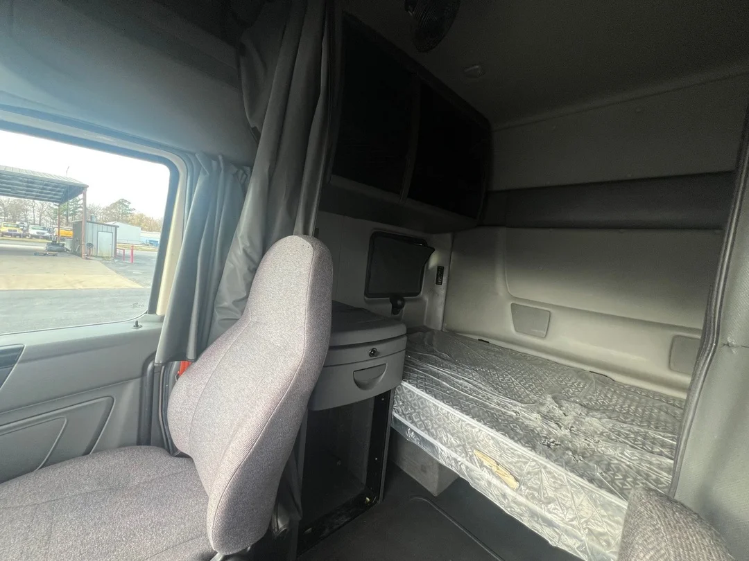 2022 International LT - image 1