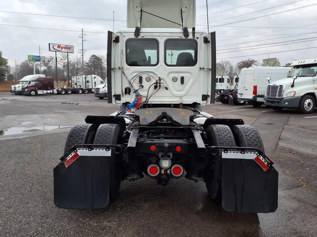 2020 Freightliner Cascadia in Knoxville, TN — photo 5