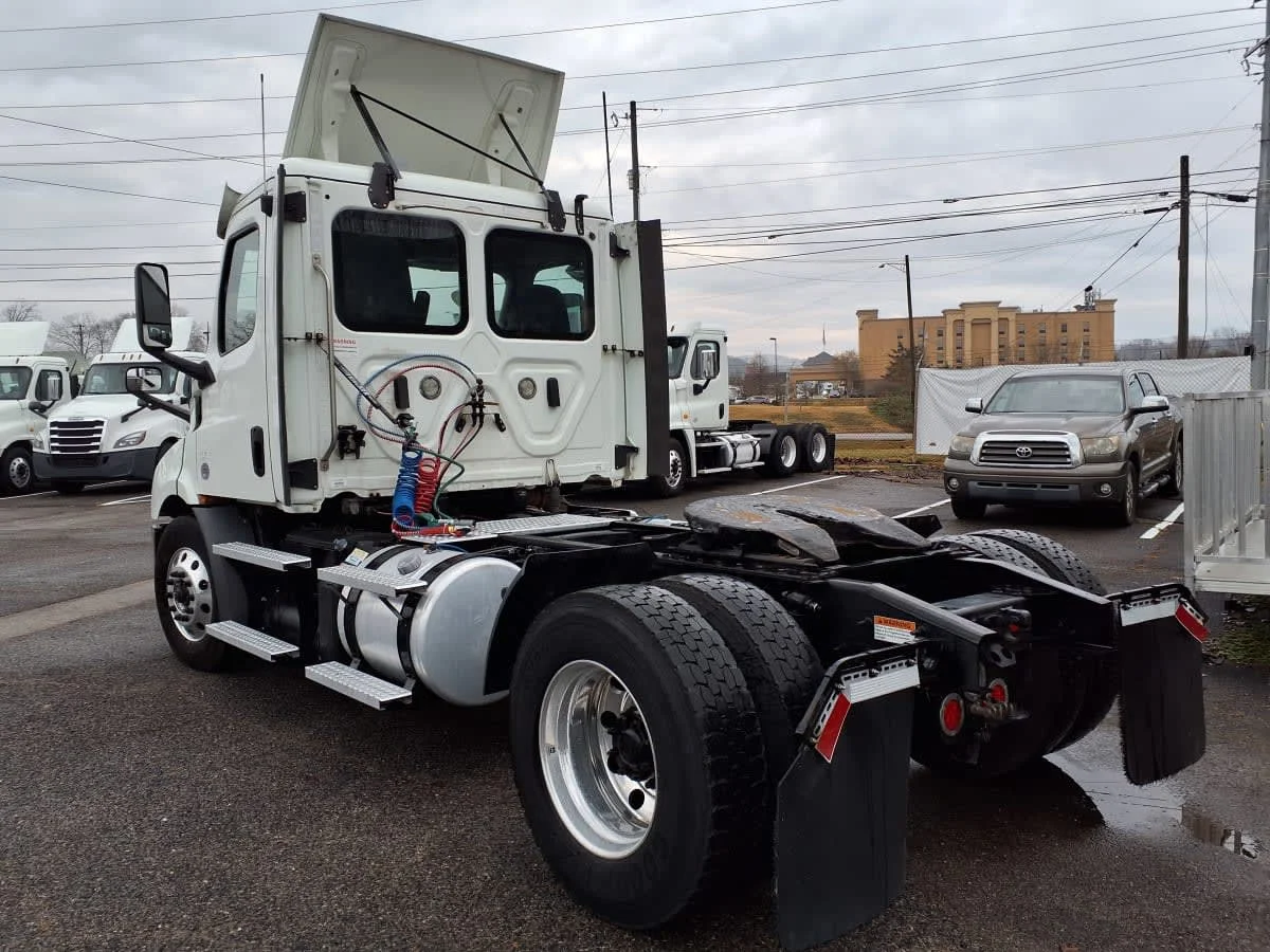 2020 Freightliner Cascadia in Knoxville, TN — photo 6