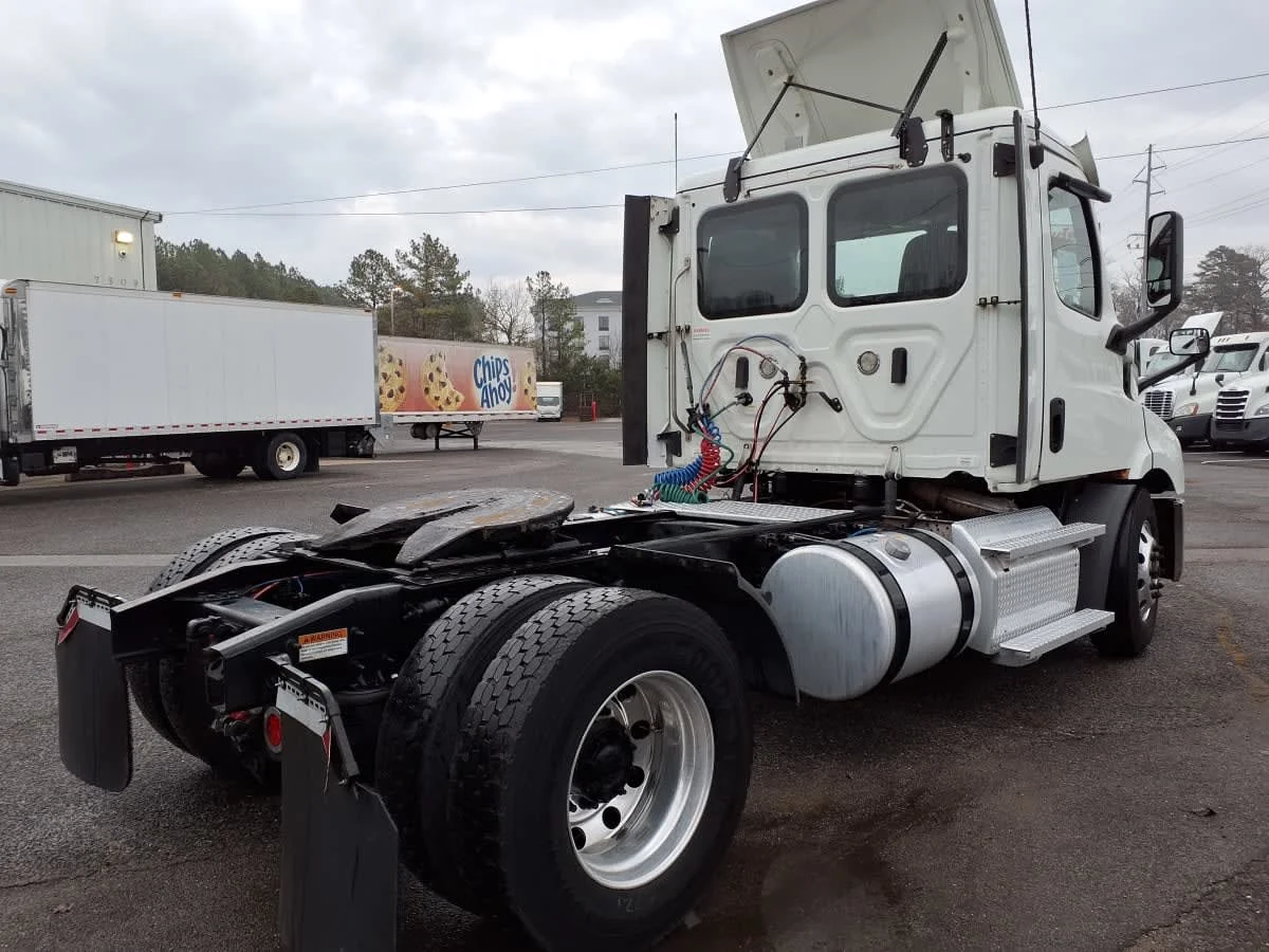 2020 Freightliner Cascadia in Knoxville, TN — photo 4