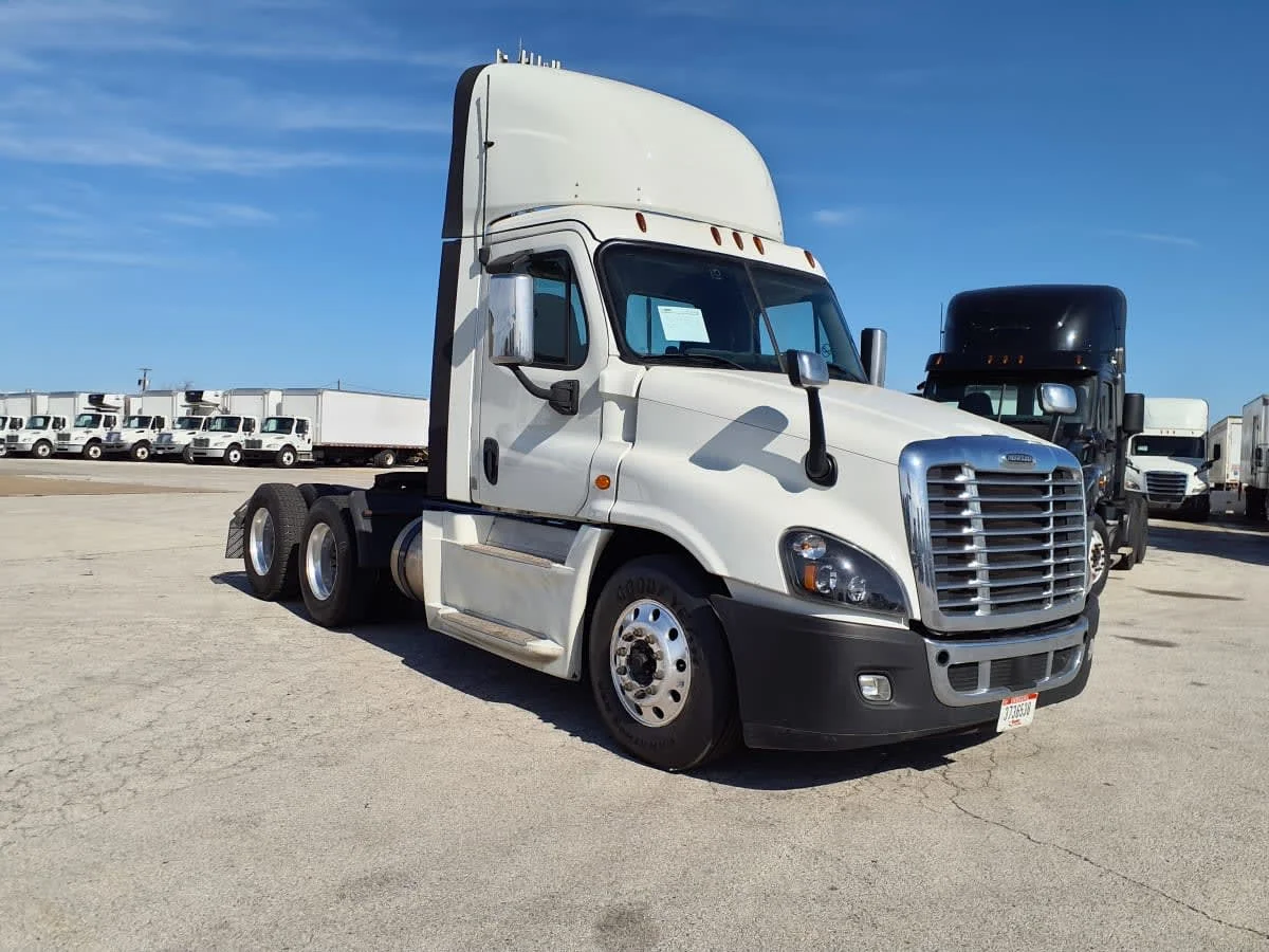 2019 Freightliner Cascadia - image 3