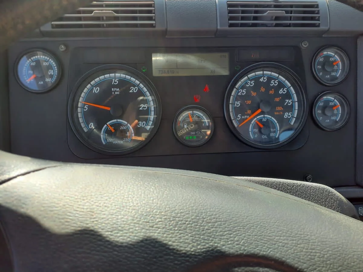 2019 Freightliner Cascadia - image 9