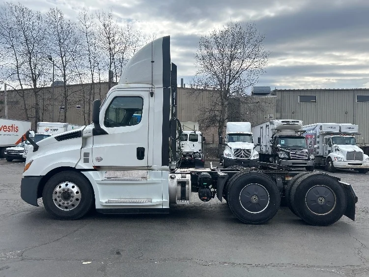 2019 Freightliner Cascadia - image 4
