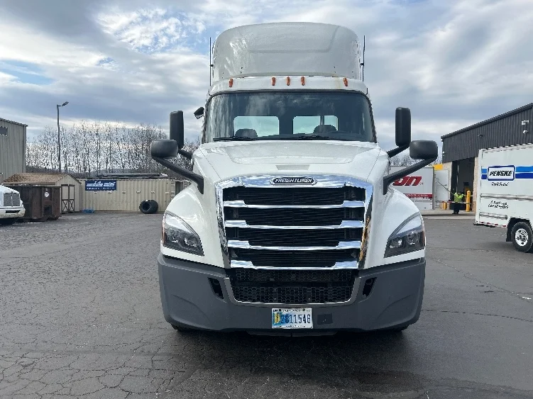 2019 Freightliner Cascadia - image 2