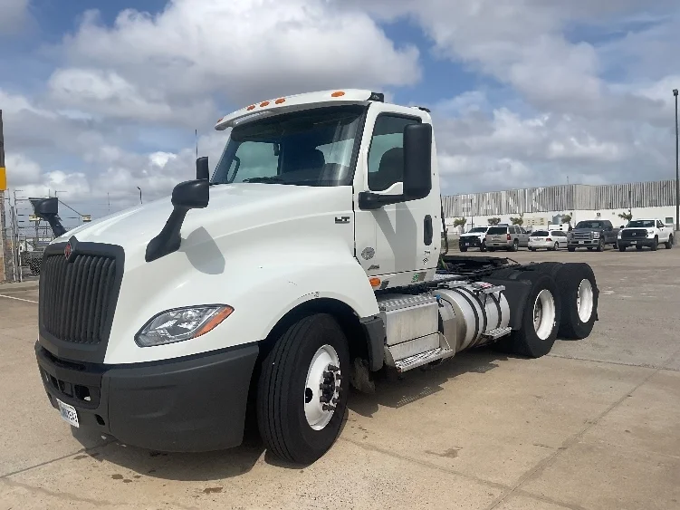 2020 International LT - image 3
