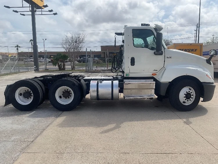 2020 International LT - image 8