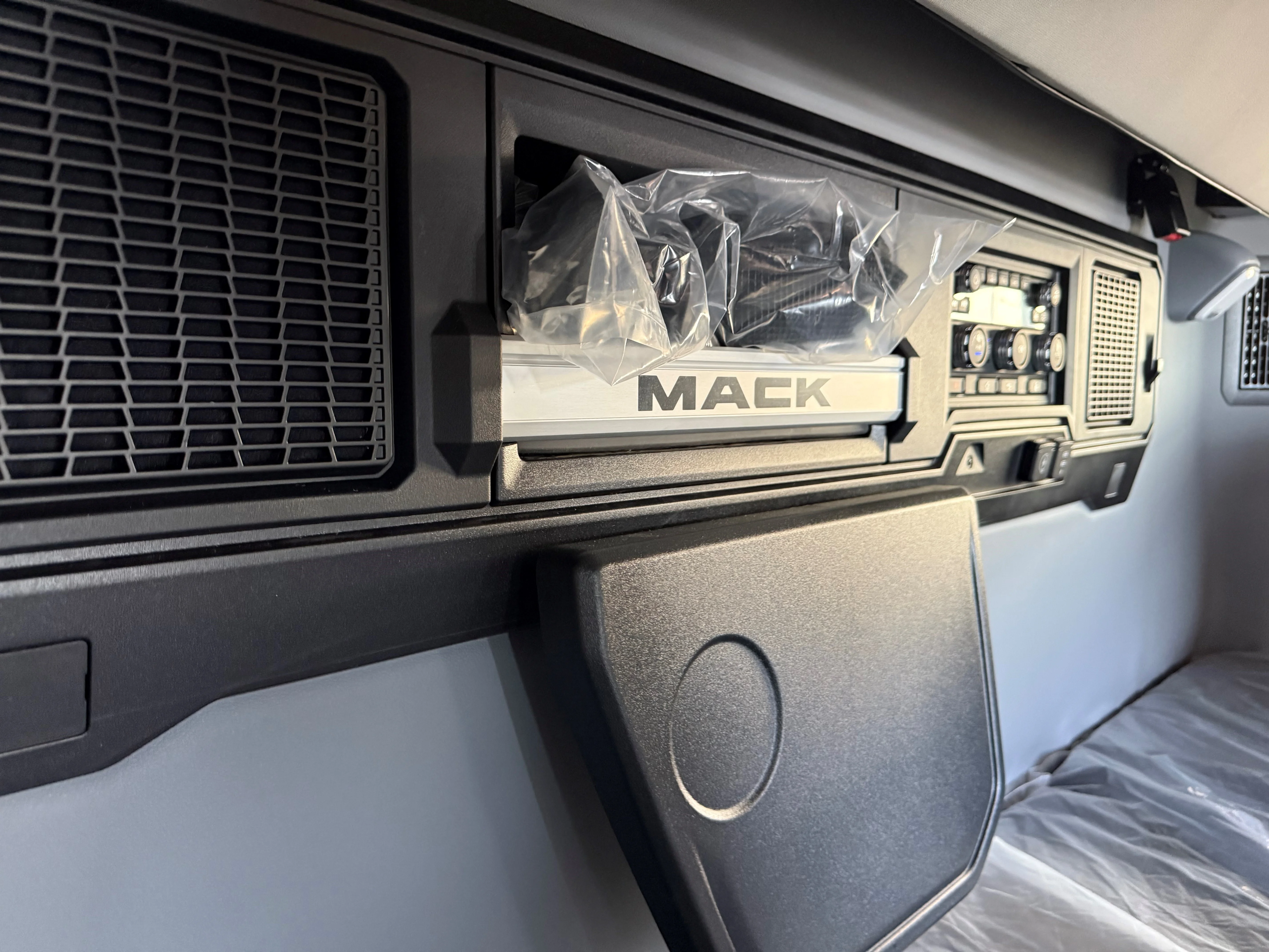 2027 Mack Anthem in Yakima, WA — photo 16