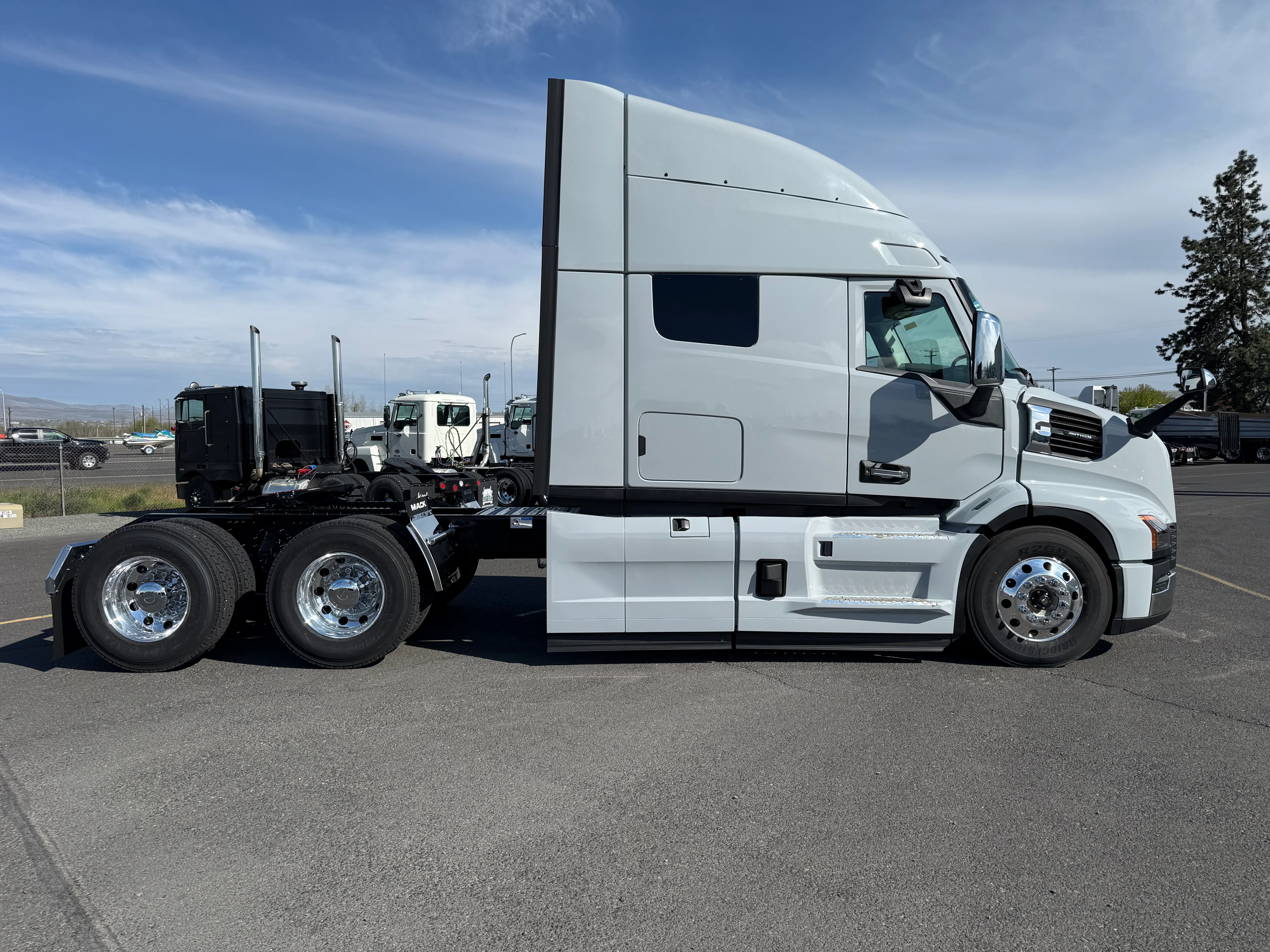 2027 Mack Anthem in Yakima, WA — photo 4