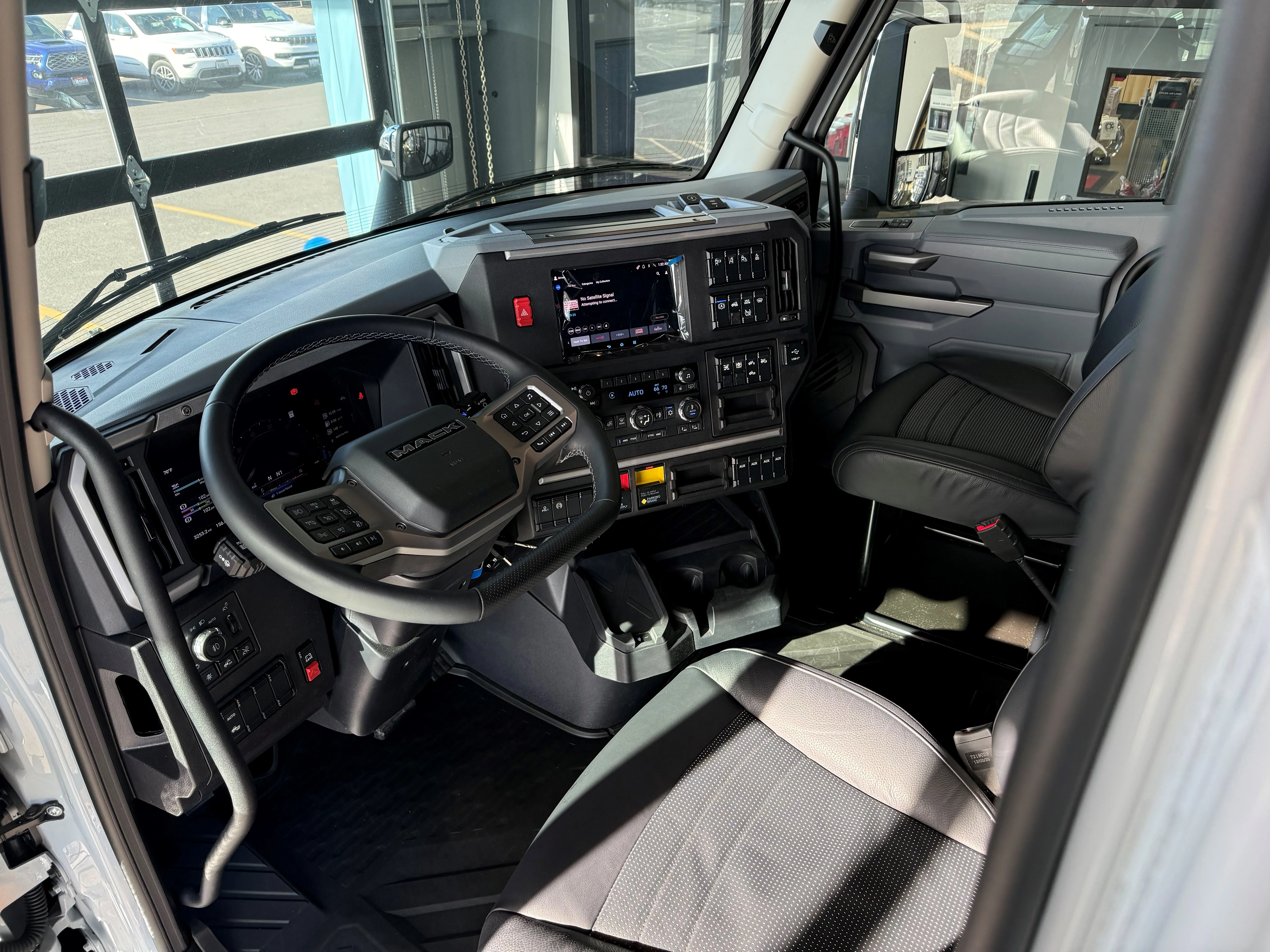 2027 Mack Anthem in Yakima, WA — photo 9