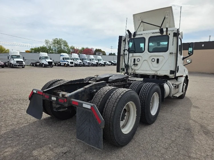 2020 Freightliner Cascadia - image 7