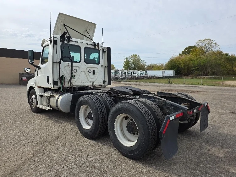 2020 Freightliner Cascadia - image 5