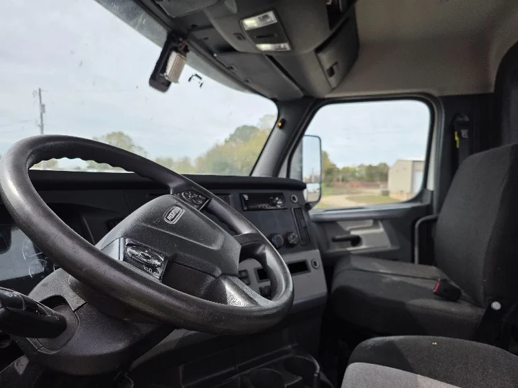 2020 Freightliner Cascadia - image 10