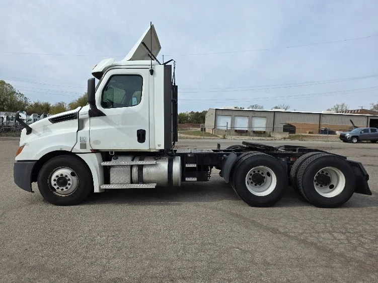 2020 Freightliner Cascadia - image 4