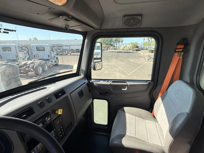 2020 Peterbilt 337 — photo 14