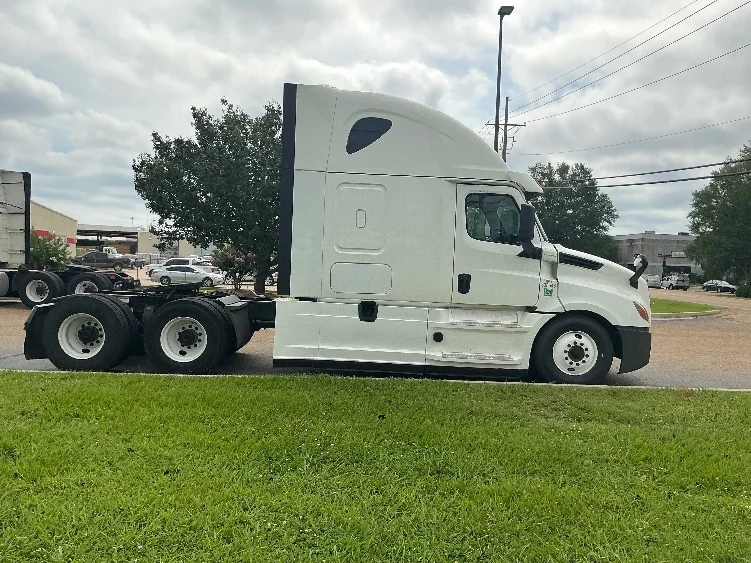2020 Freightliner Cascadia in Jackson, MS — photo 8