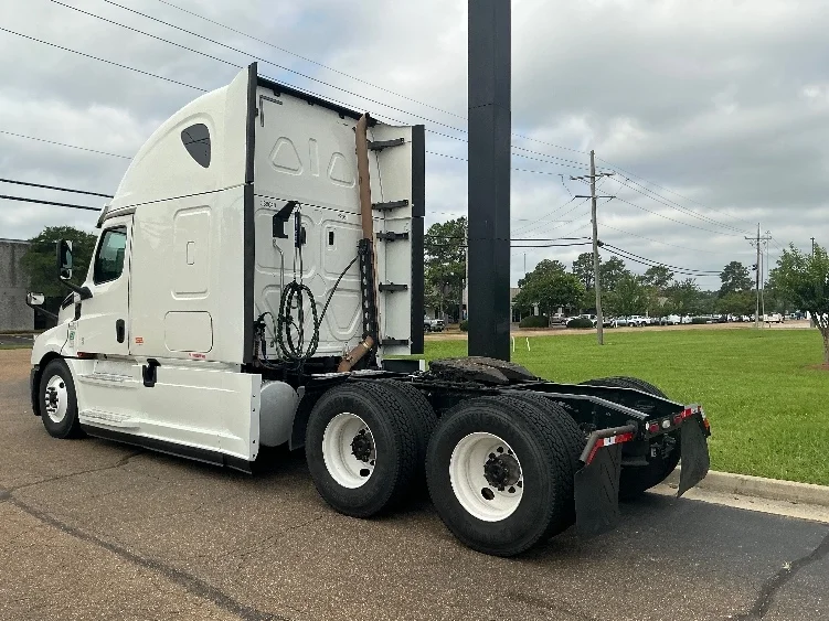 2020 Freightliner Cascadia in Jackson, MS — photo 5