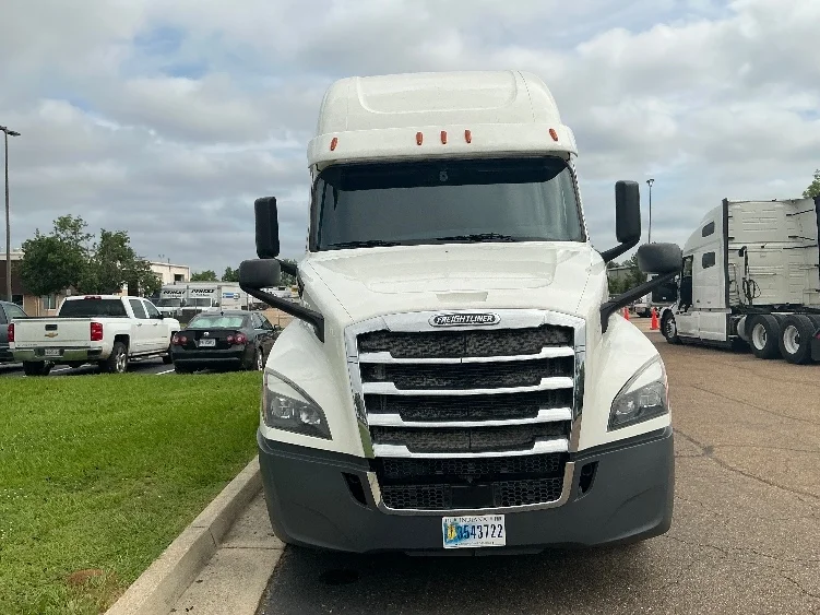2020 Freightliner Cascadia in Jackson, MS — photo 2