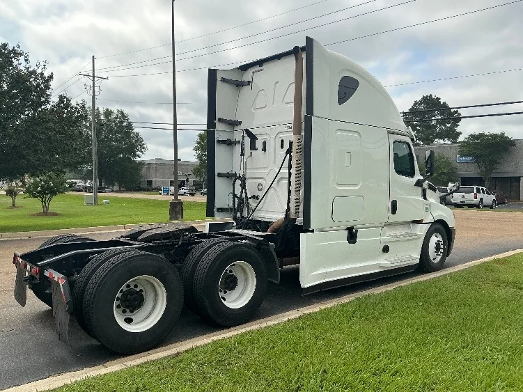 2020 Freightliner Cascadia in Jackson, MS — photo 7