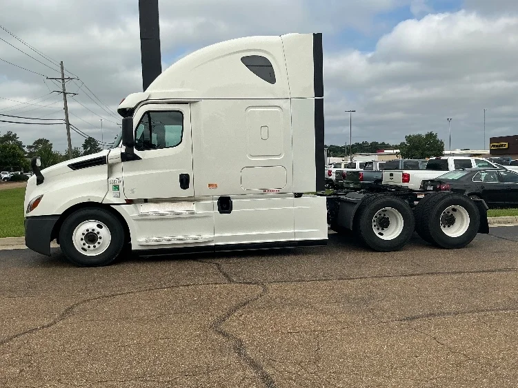 2020 Freightliner Cascadia in Jackson, MS — photo 4