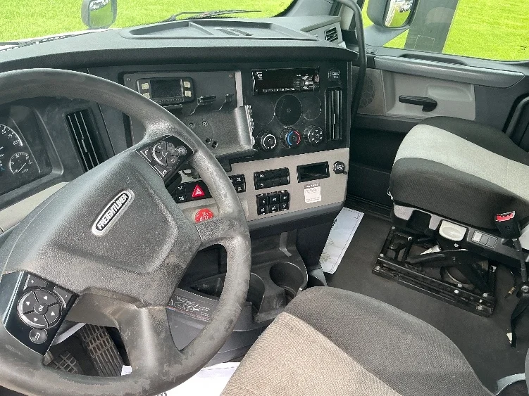 2020 Freightliner Cascadia in Jackson, MS — photo 10