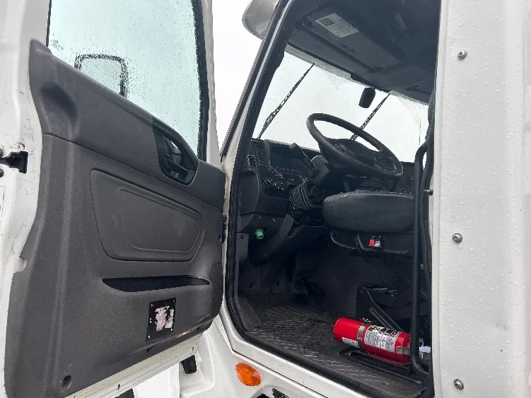 2019 International LT - image 9