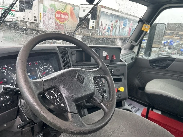 2019 International LT - image 10