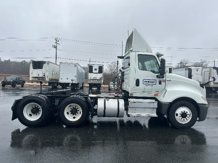 2019 International LT - image 8