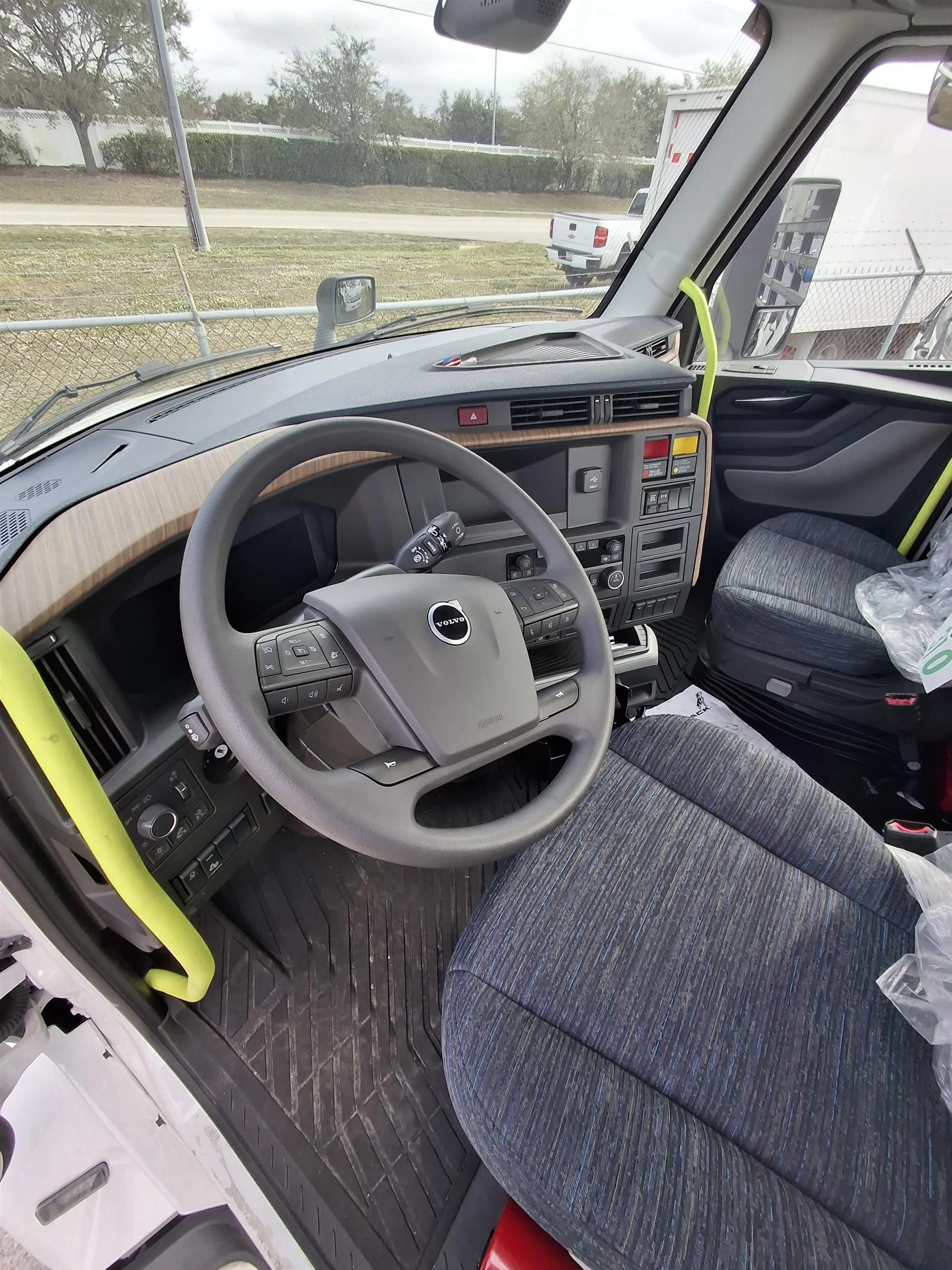 2025 Volvo VNL 300 in Fort Myers, FL — photo 7