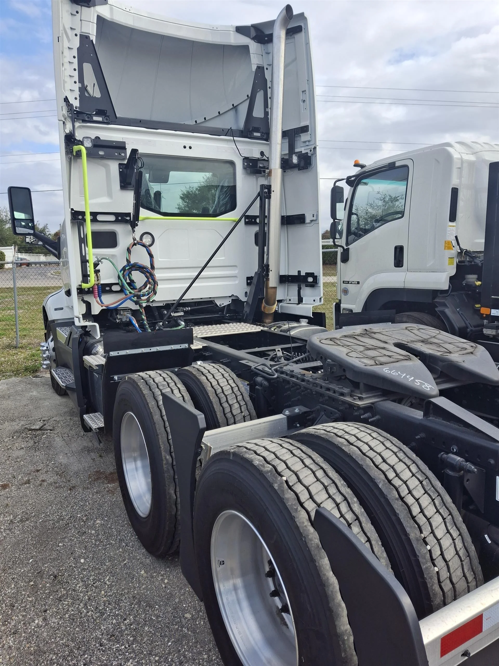2025 Volvo VNL 300 in Fort Myers, FL — photo 6