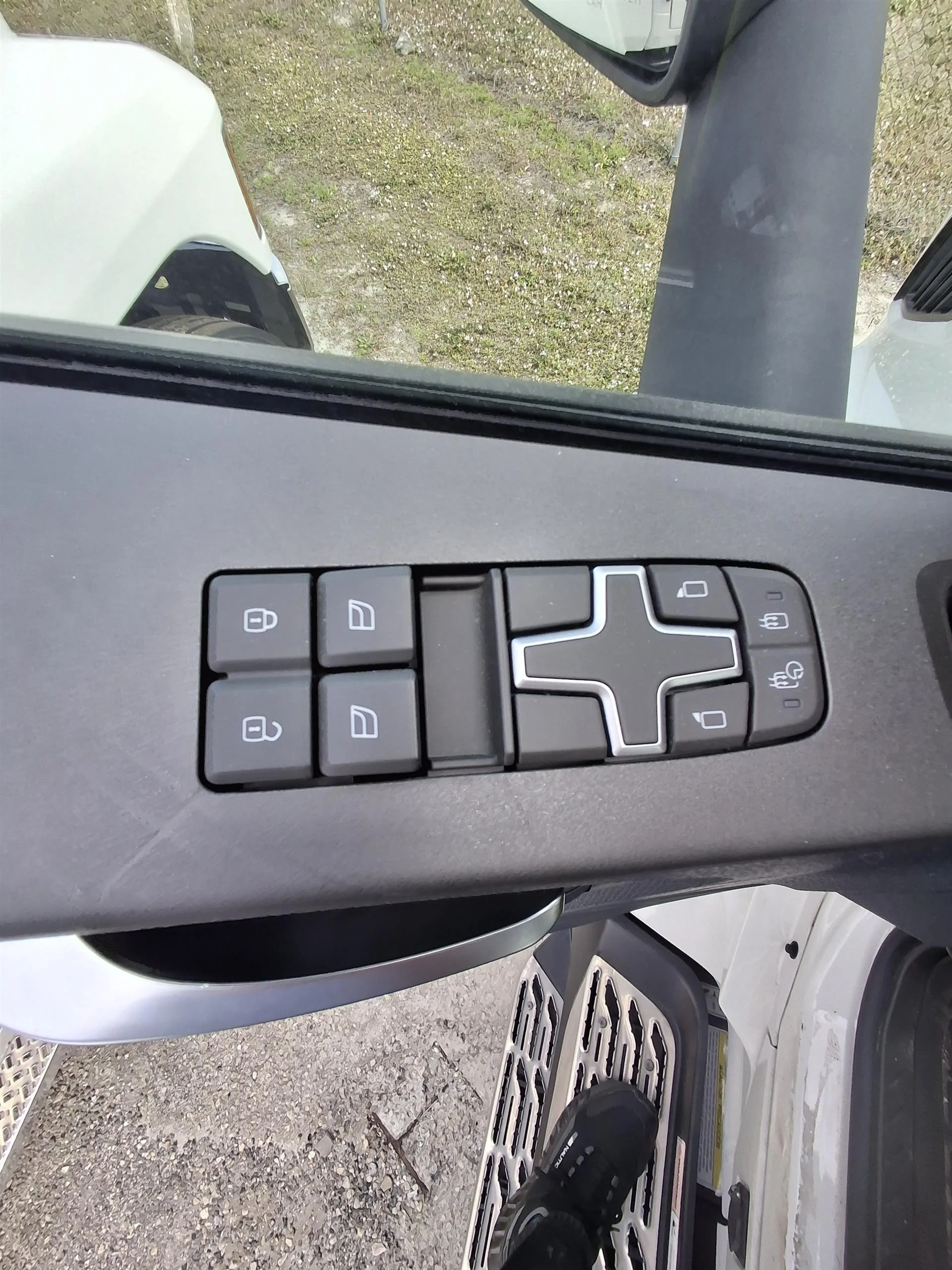 2025 Volvo VNL 300 - image 9