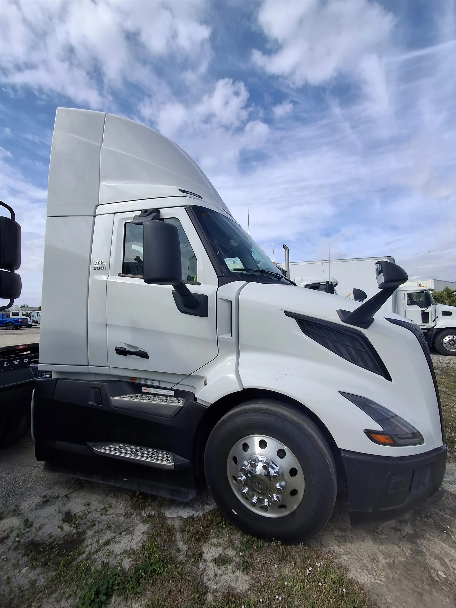 2025 Volvo VNL 300 - image 2