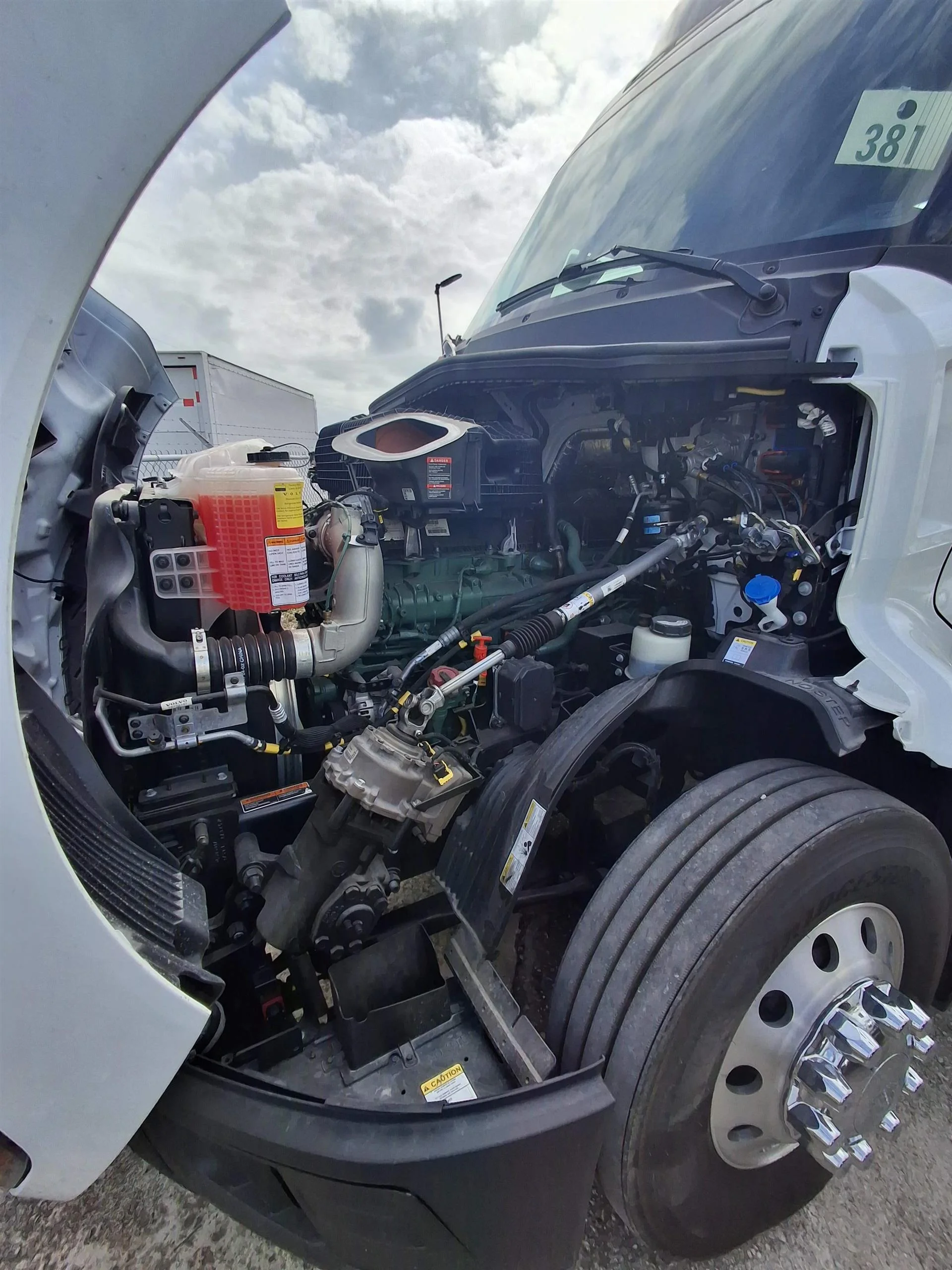 2025 Volvo VNL 300 in Fort Myers, FL — photo 3
