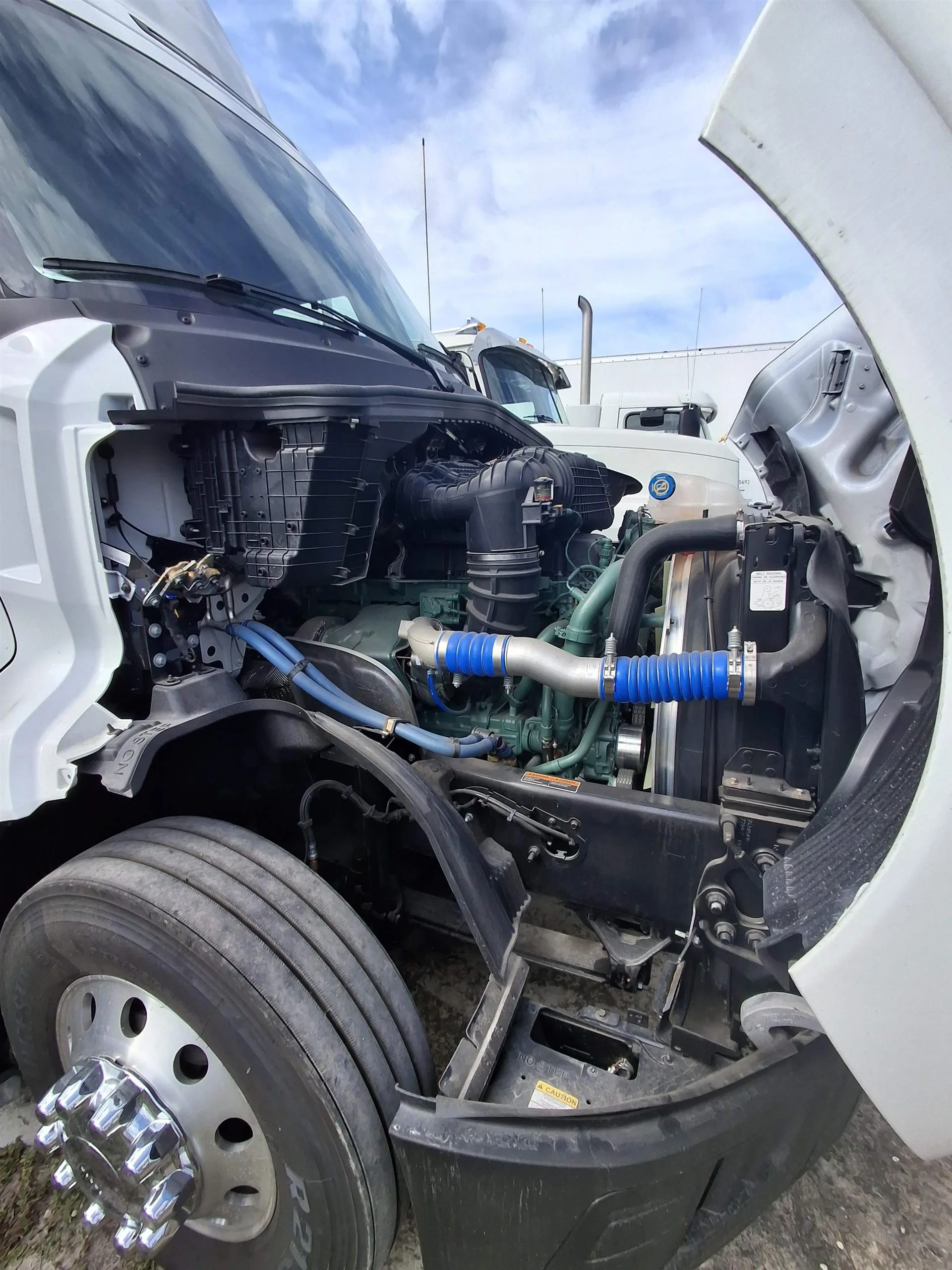 2025 Volvo VNL 300 - image 4