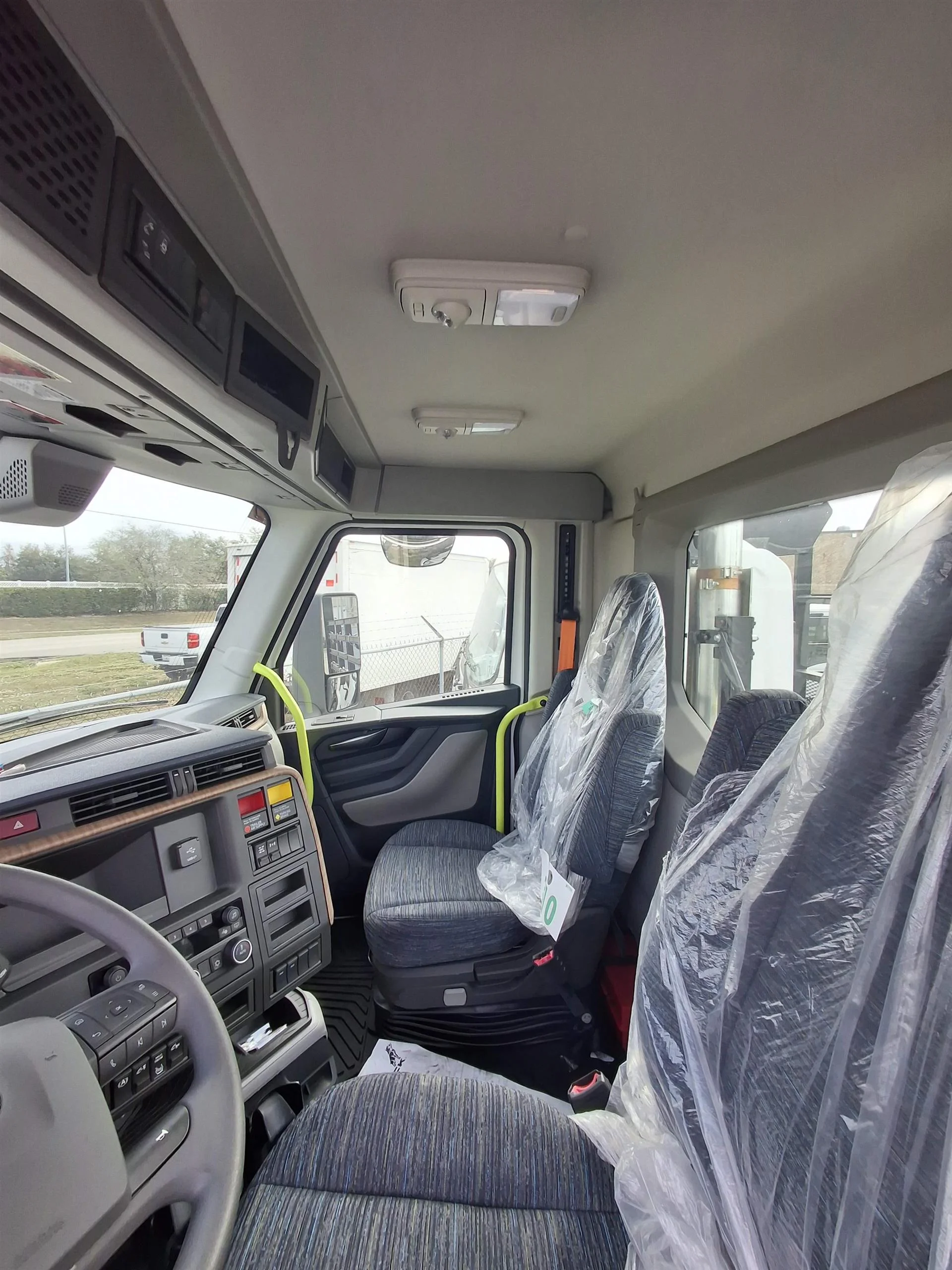 2025 Volvo VNL 300 - image 8